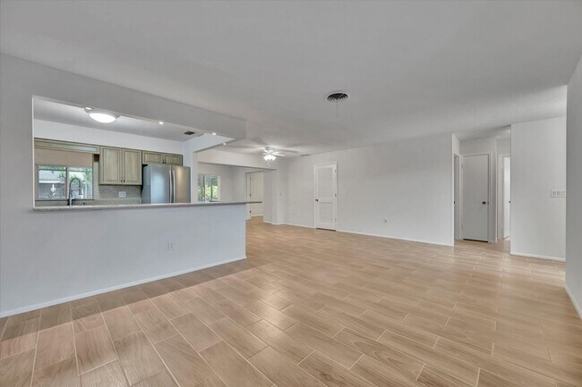 Building Photo - Beautiful 3-Bed / 2 Bath Pool Home in Sara...