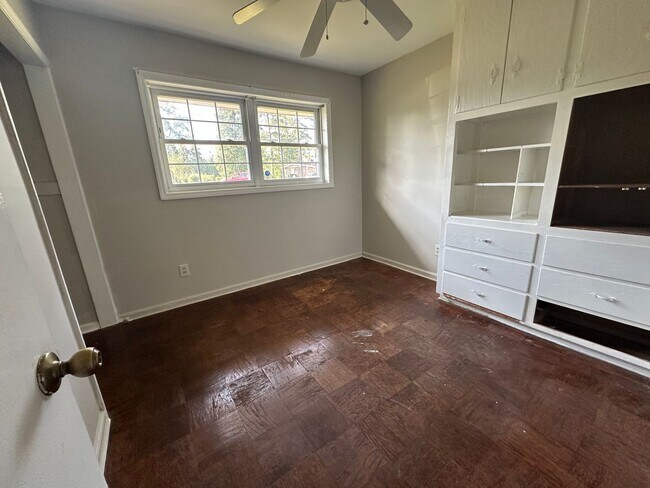 Building Photo - 3 bedrooms - West Augusta Rental – (30909) Living room, and den-Convenient location close to shop...