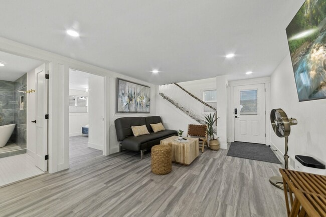 Building Photo - 260 E Driftwood Shores Rd