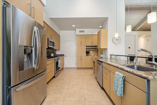 Building Photo - 521 Desert W Dr