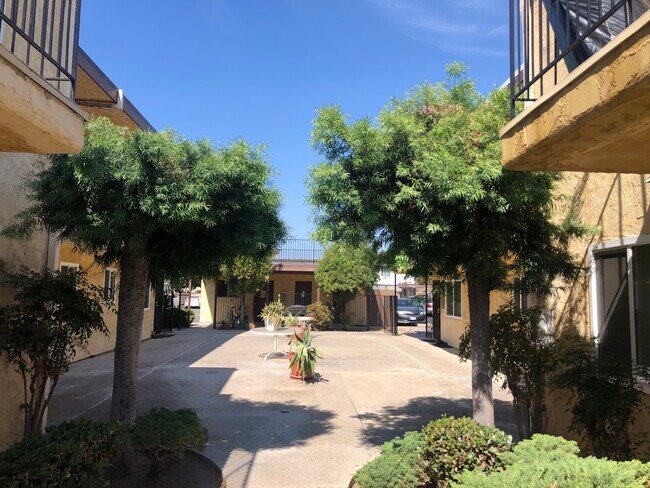 Building Photo - 333 Roosevelt St