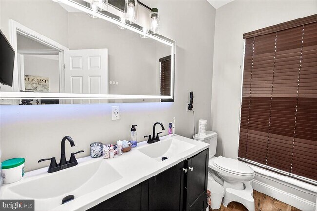 Building Photo - 910 Featherstone St