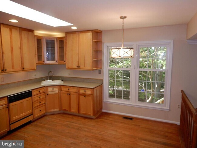 Building Photo - 7014 Maple Tree Ln