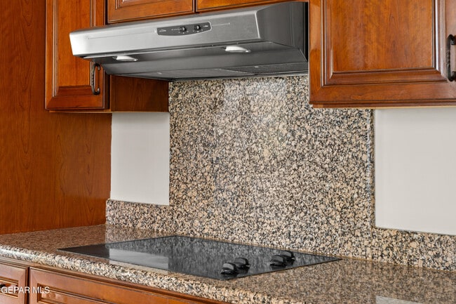 Building Photo - 6204 Pinehurst Dr