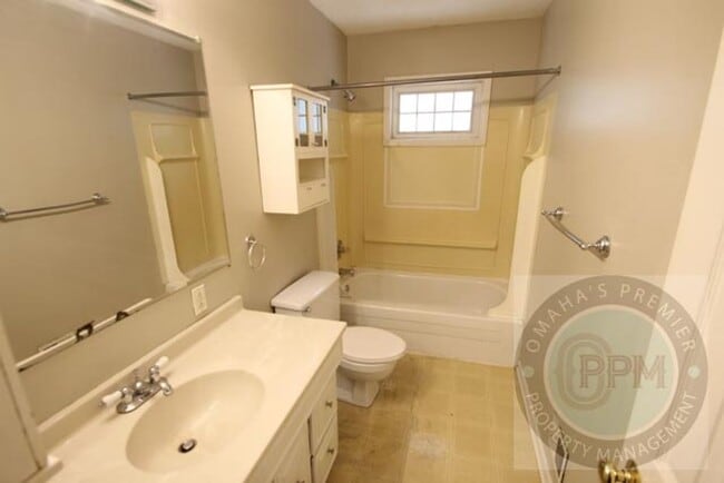 Building Photo - 3Bd/2Ba near 84th & I-80