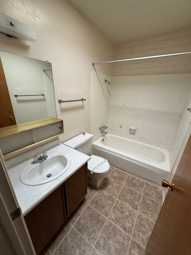 Building Photo - 4549 E Bellevue St