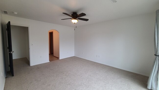 Building Photo - $2,100 - 2 Bed / 2 Bath Beautiful House in...