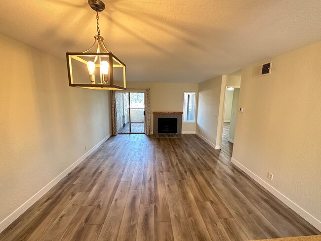 Building Photo - 2 Bed 1.5 Bath Condo In Concord (Remodeled)