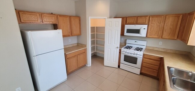 Building Photo - Immaculate 3 Bedroom Home in Aliante