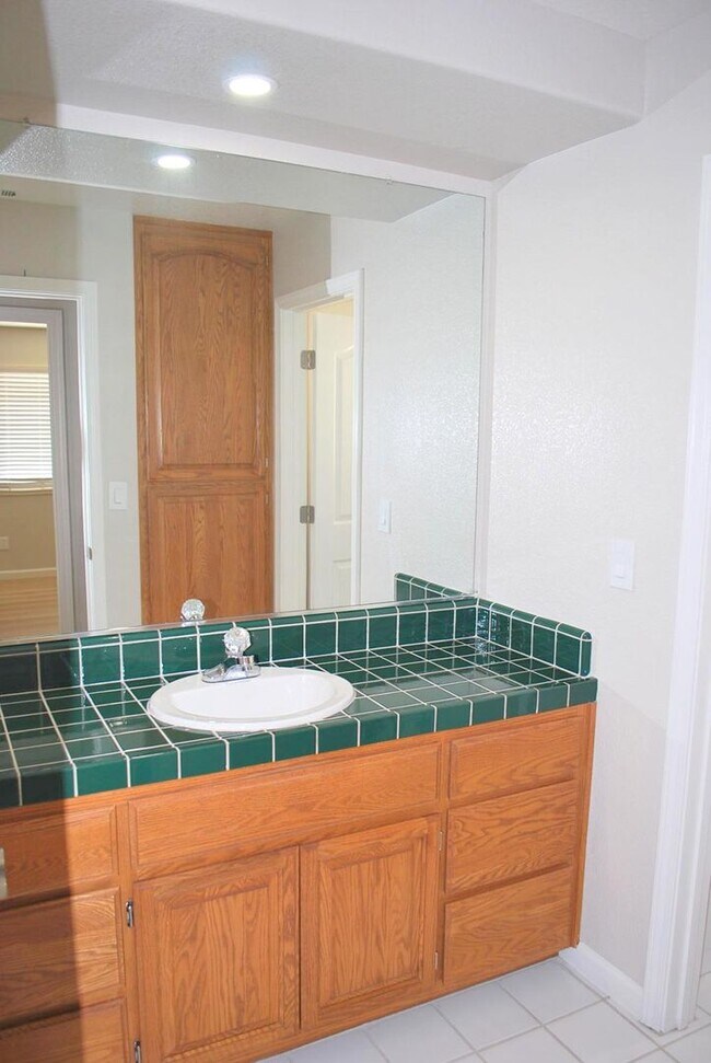 Building Photo - Updated Detached Home in Gated Fleur Du Mo...