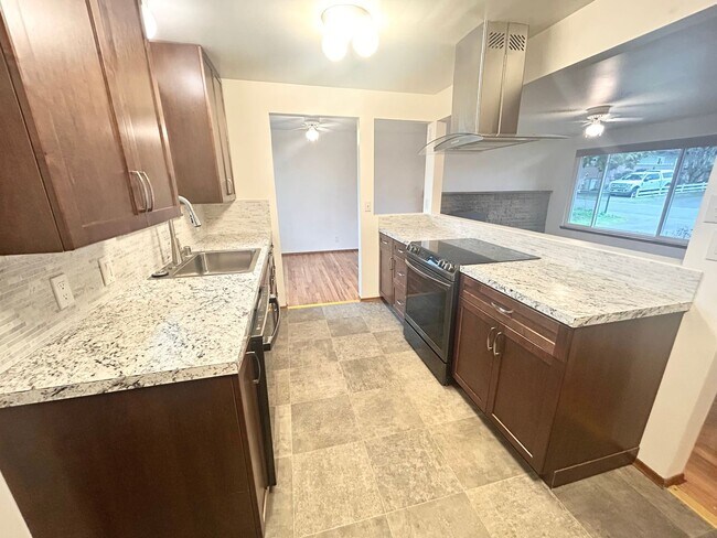 Building Photo - Beautiful Garden Entrance 4 bedroom home in Seattle, minutes away from major highways.