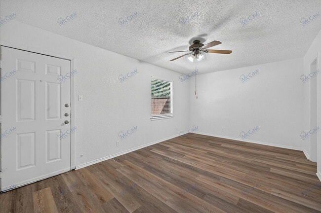 Building Photo - 6706 S Creek Dr