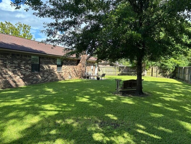 Building Photo - 206 Village Green Cir