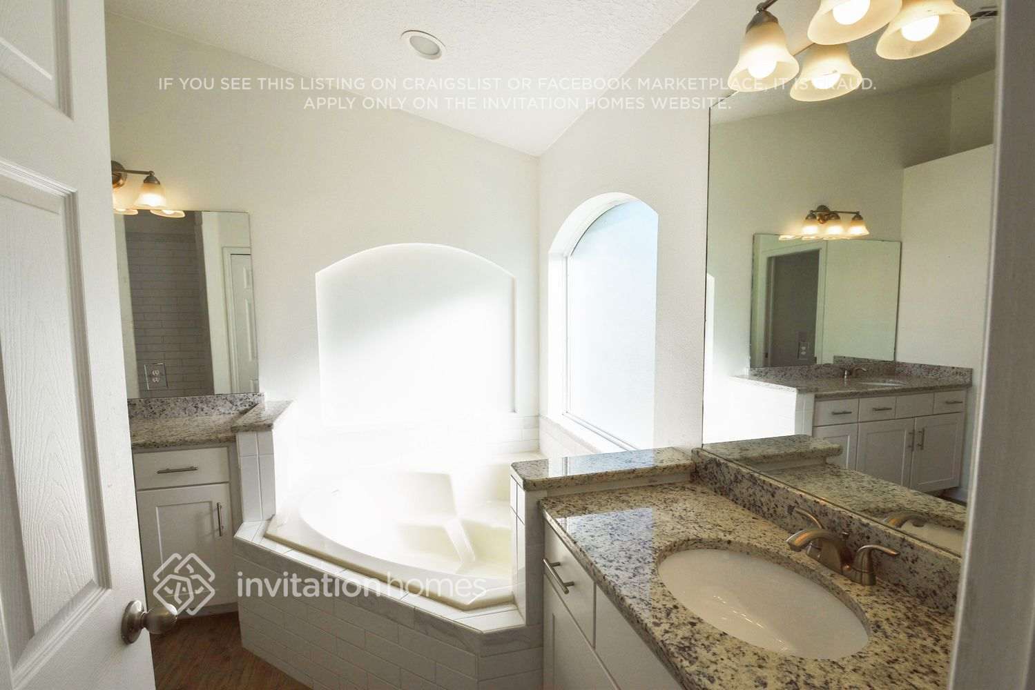 Building Photo - 5581 Los Palma Vista Dr