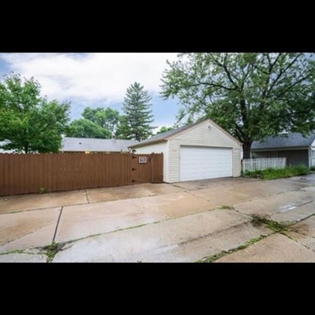 Building Photo - Beautiful 3-bedroom single family home jus...