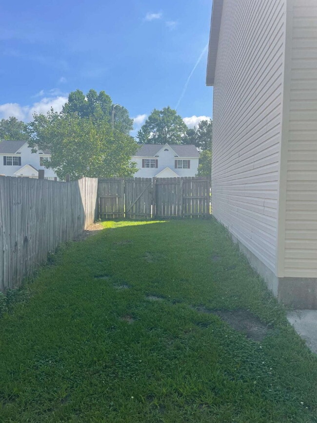 Building Photo - Two Bedroom, 1.5 Bath Townhome-201 Mesa Ln.