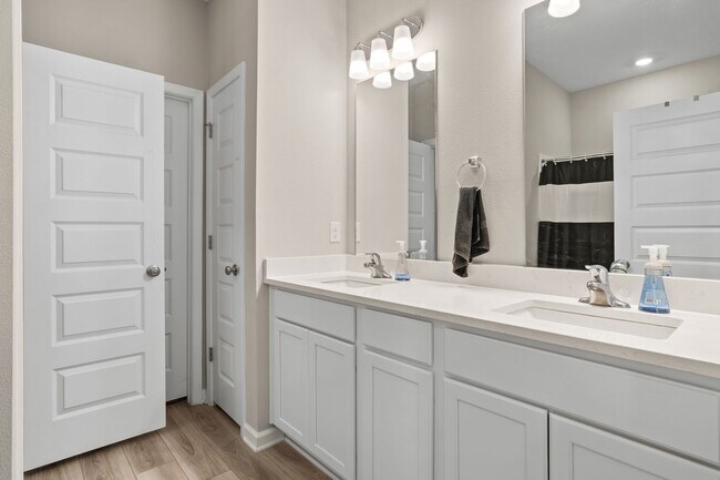 Building Photo - 6686 Sun Tree Cir