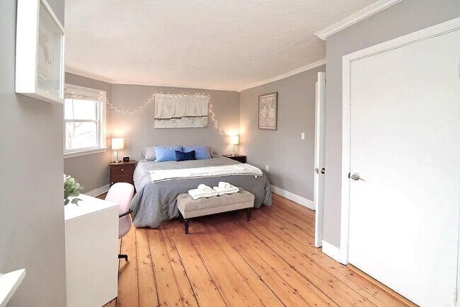 Building Photo - 206 Bunker Hill St