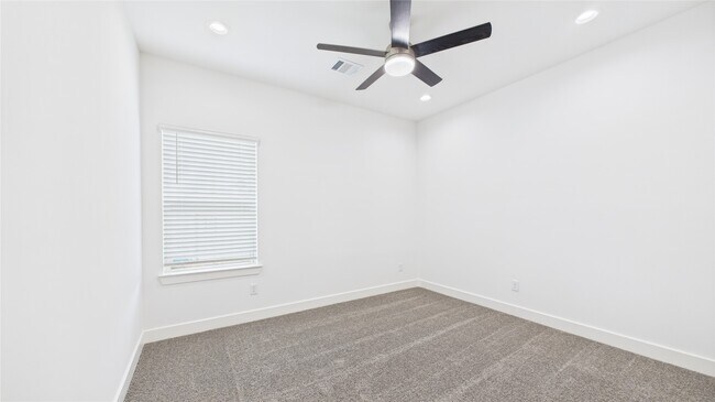 Building Photo - 6732 Lozier St
