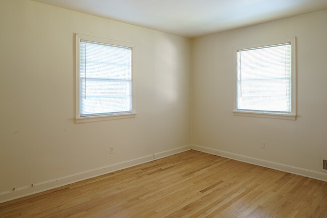Building Photo - Super 3-brm stone ranch with basement, det...