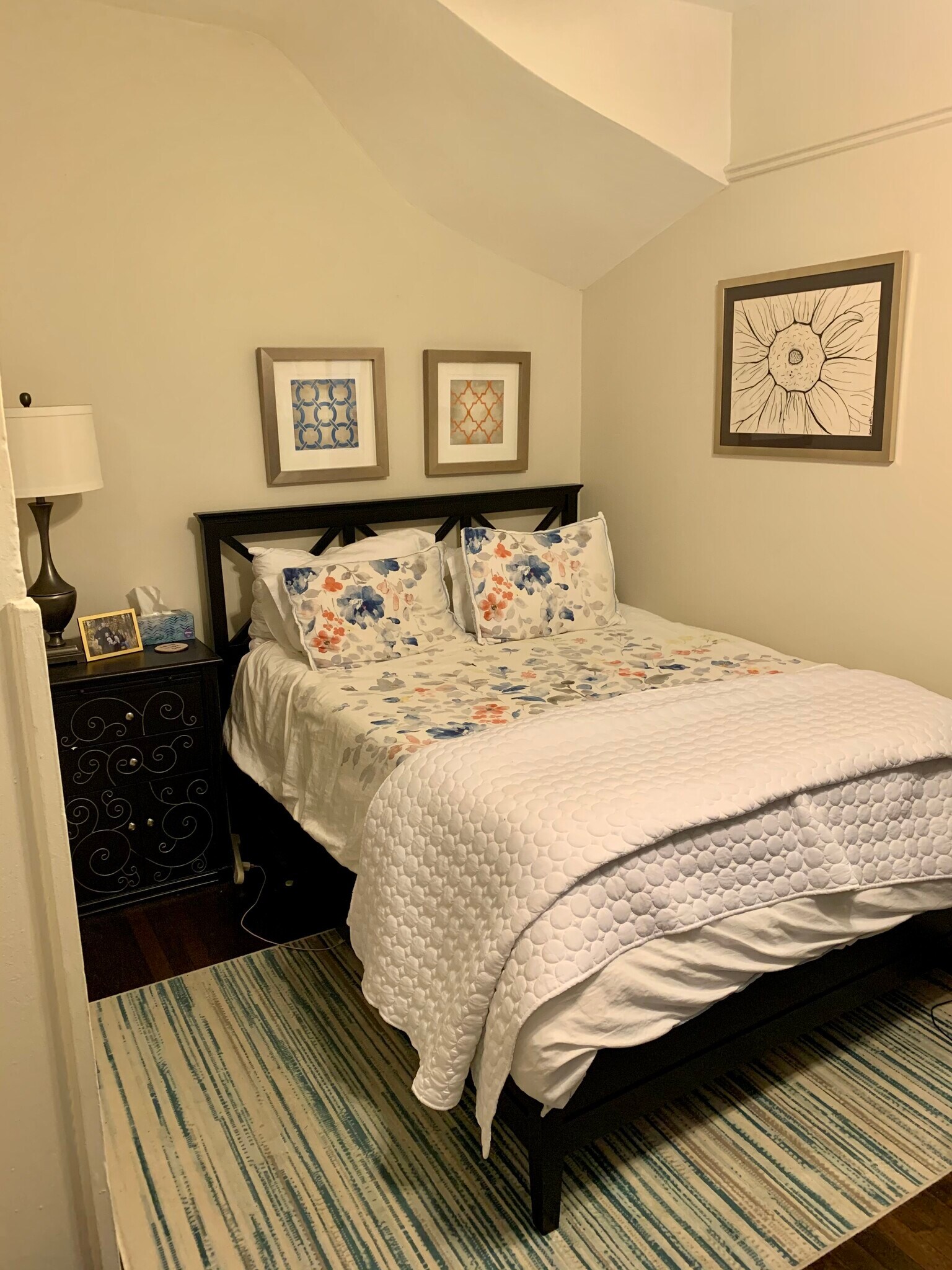 Spacious bedroom - 644 W Schubert Ave