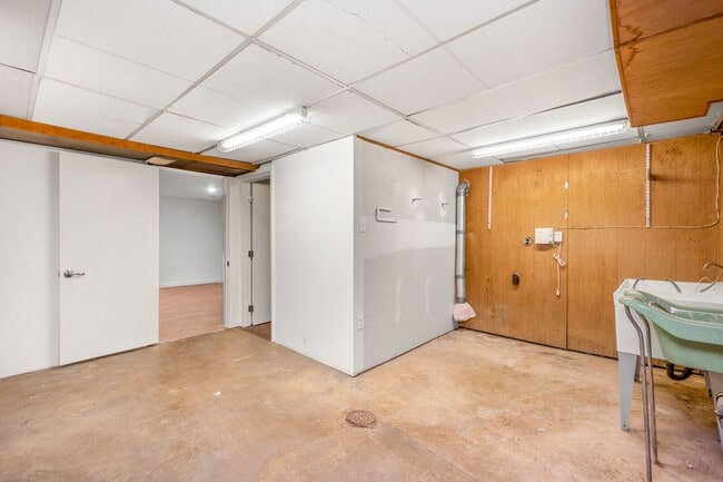 Building Photo - AVAILABLE APRIL 1ST! RENOVATED 3-bedroom!