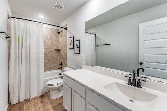 Building Photo - SPACIOUS 4-BEDROOM HOME IN BELLA ROSA