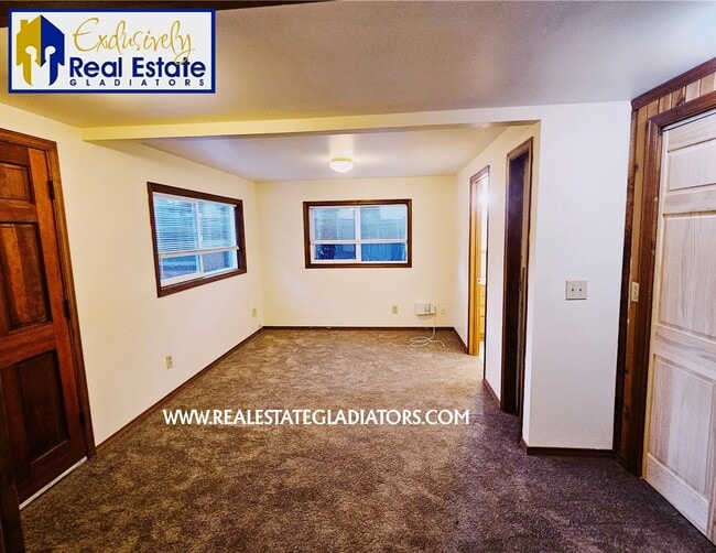Building Photo - Pet Friendly Fresh 3 bed 2 bath with fully fenced yard