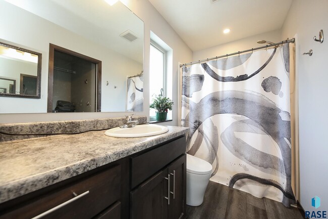 Building Photo - 2714 E Sunburst Dr