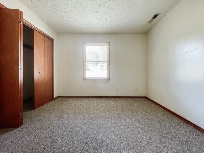 Building Photo - Washer/Dryer Hook Ups