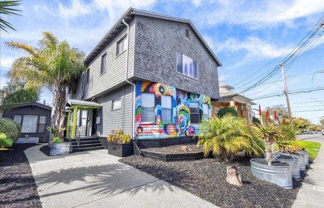 Building Photo - 1551 St Charles St