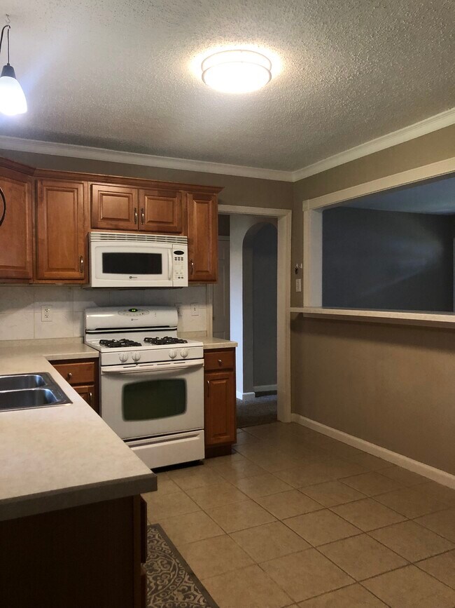 Building Photo - 11 St James Ct