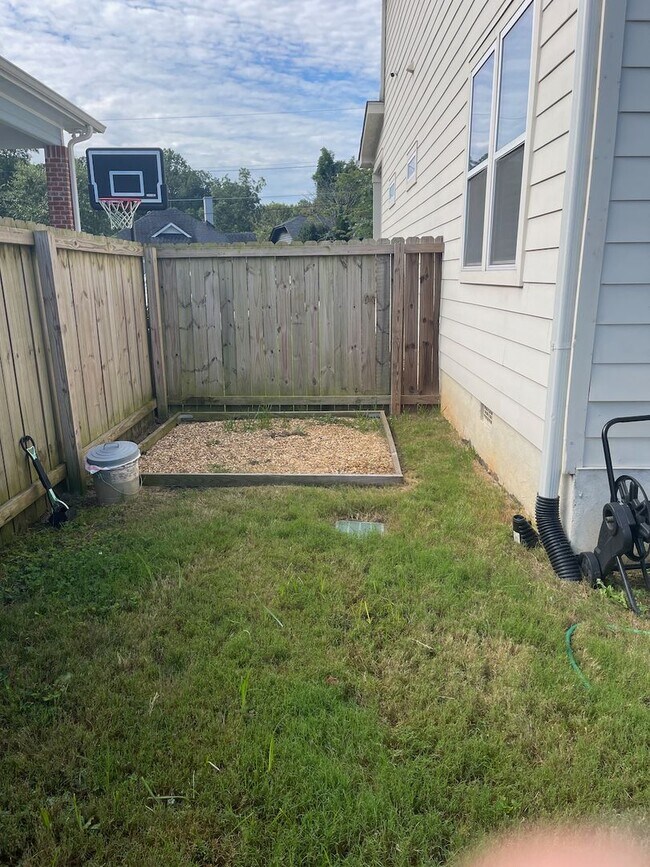 Building Photo - Convenient Living in West End