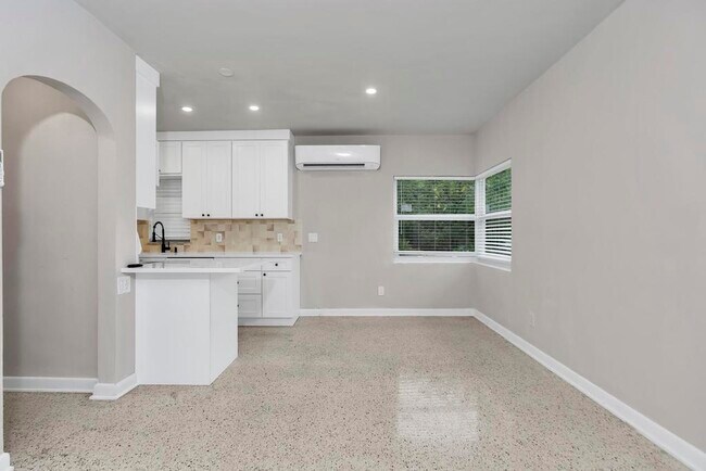 Building Photo - 17 Ocean Breeze