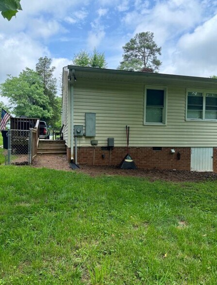 Building Photo - 405 Crestwood Dr