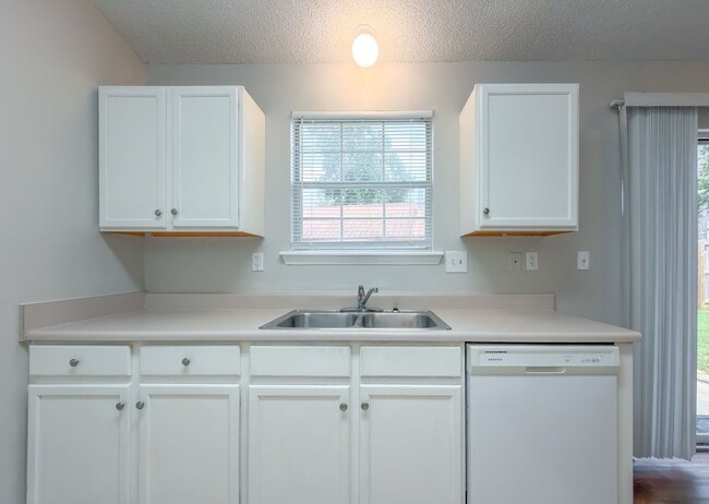Building Photo - LOVELY SE 3/2 w/ New Paint, Fireplace, Fenced Yard, Vaulted Ceilings, Washer/Dryer, & No Carpet! ...