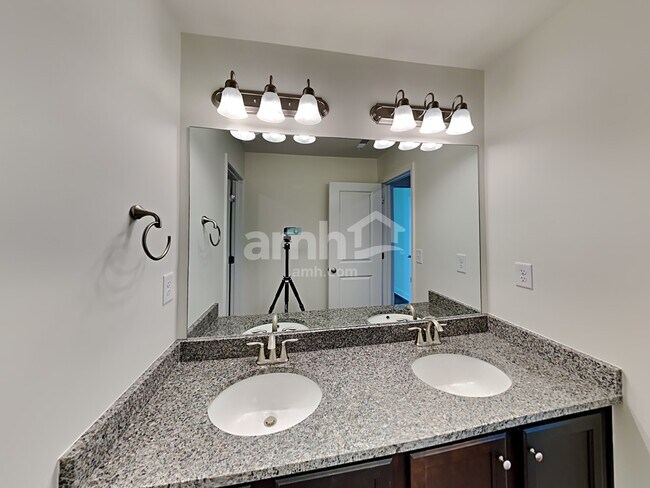 Building Photo - 320 Bourne St