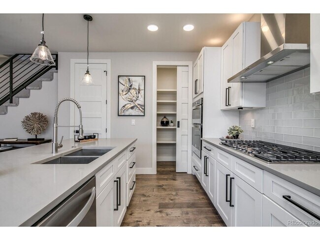 Building Photo - ONE MONTH FREE - Modern 3BR Townhome in Denver