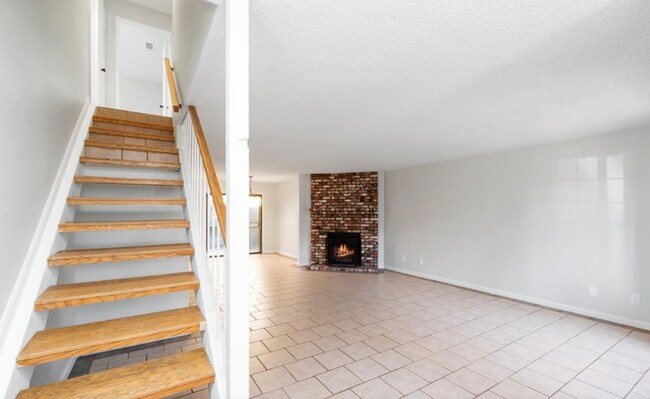 Building Photo - 4718 E Alamos Ave