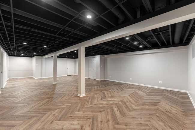 Building Photo - 1000 E Callero Cir