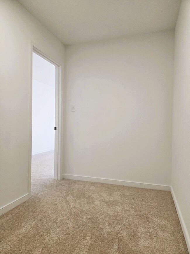 Building Photo - Large 3 story home located in Glenwood Park just minutes from downtown Richmond