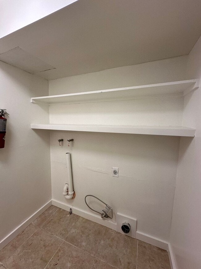 Building Photo - Anaheim 3 Bedroom 2.5 Bath Townhome - 1 Ca...