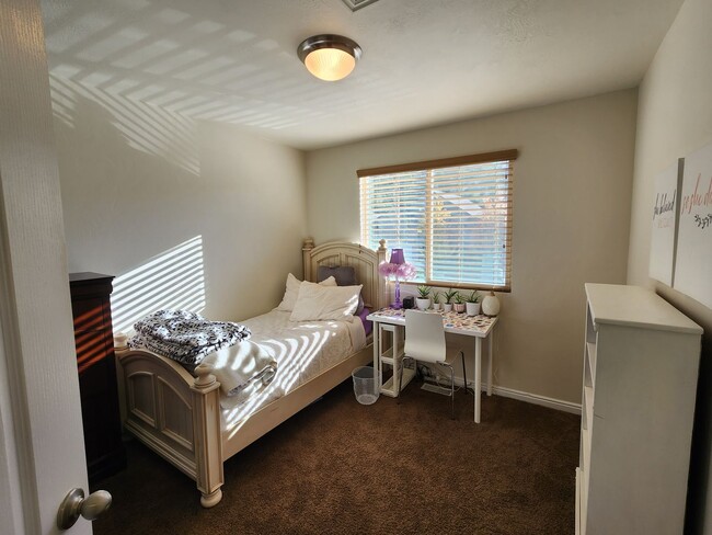 Building Photo - Great 5 Bed 2.5 Bath Home Newly Remodeled