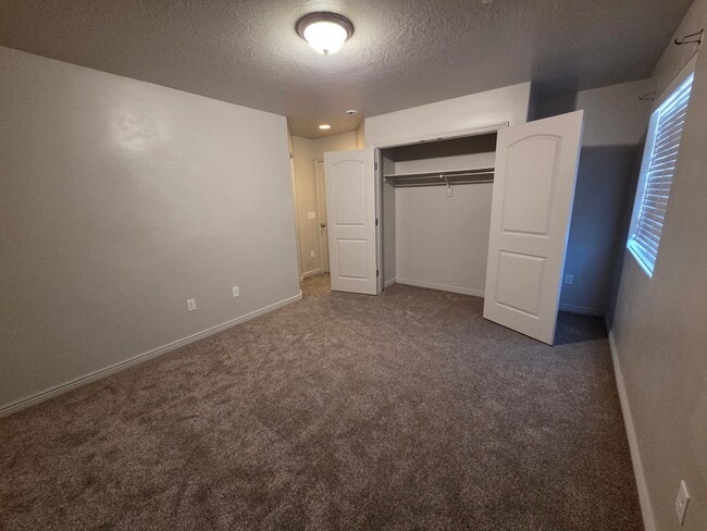 Building Photo - Spacious 4 Bedroom Home!