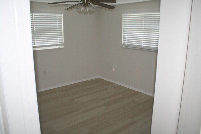Building Photo - Beautifully updated 2 bedroom 2 bath