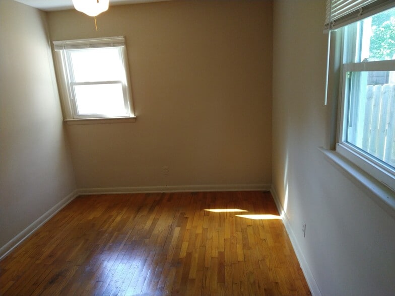 bedroom 1 - 422 W Melody Ave