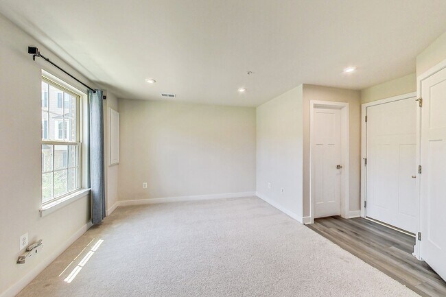 Building Photo - Meticulously Maintained 3 bedroom, 2.5 bat...