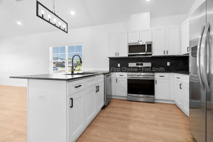 Building Photo - 8901 Cantera Dr