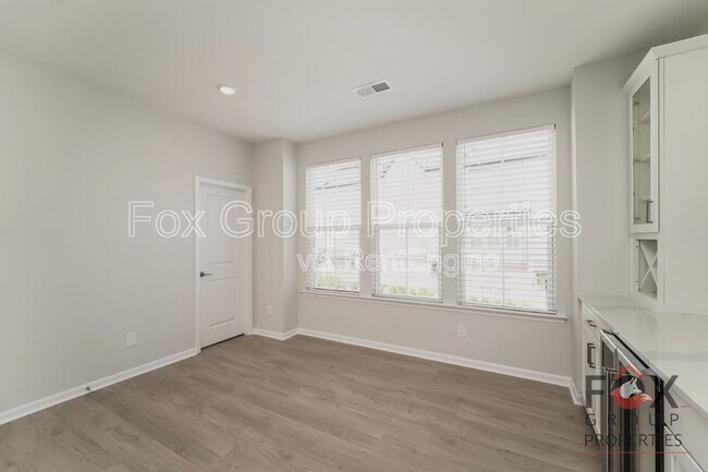 Building Photo - 908 Mary Max Dr