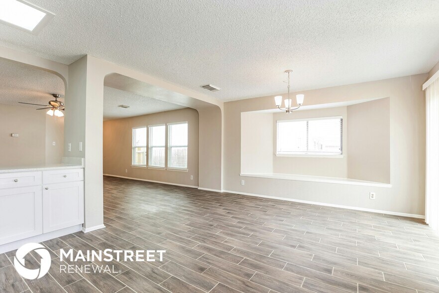 Building Photo - 8011 Chestnut Barr Dr